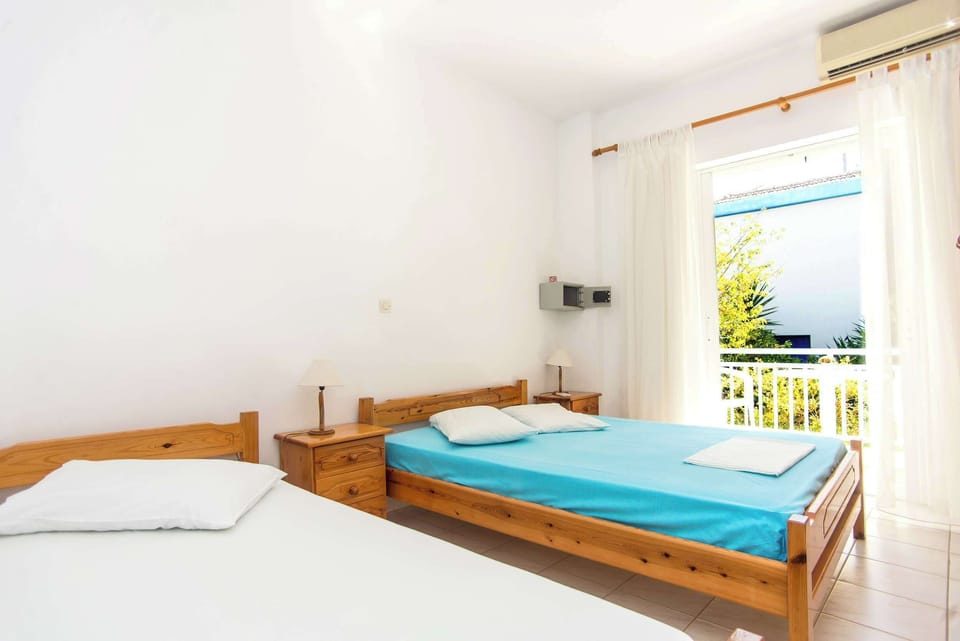 Bright and Cozy Studio Bedroom – Opens to Natural Light

