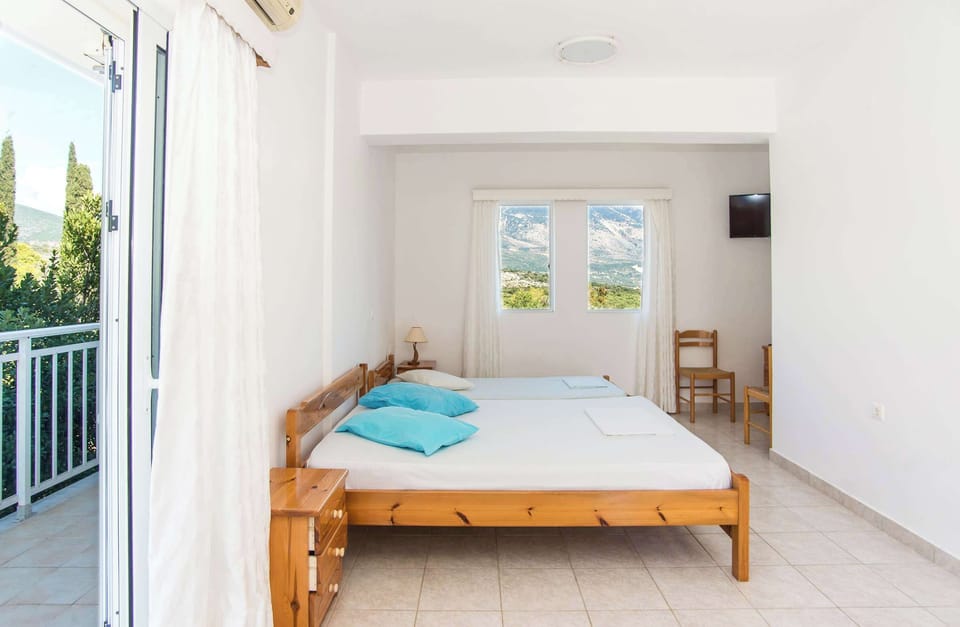 Studio bedroom – Double bed with bright natural light

