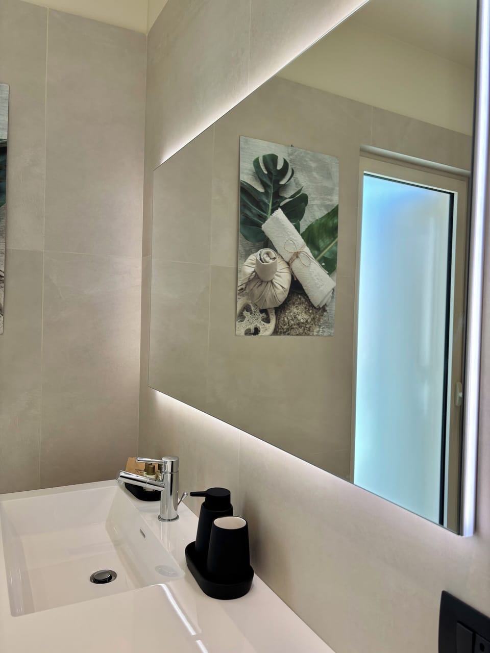 Deluxe Room | Bathroom | Shower, hair dryer, slippers, bidet