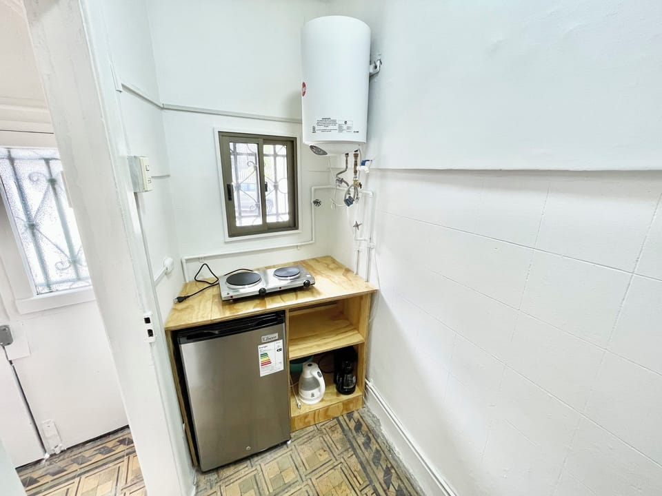 Basic Apartment | Mini-refrigerator