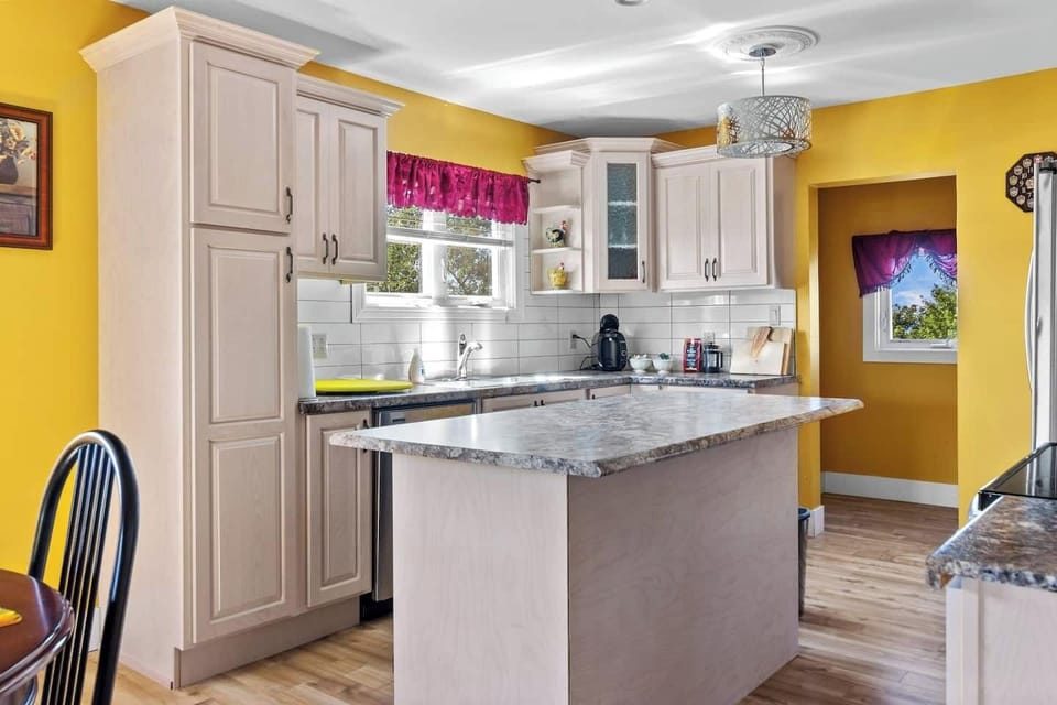 Central Hub of Culinary Delights: Explore the Heart of the Kitchen with our Spacious Center Aisle