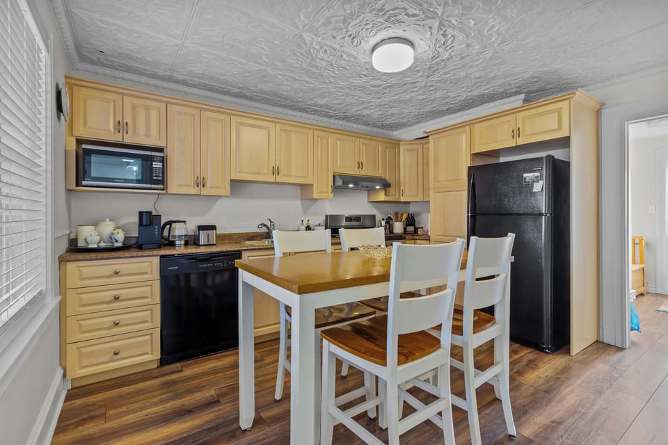 Well-equipped full kitchen with modern appliances for convenient cooking
