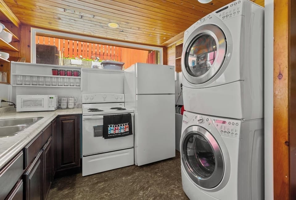 Travel smart with the in-unit washer and dryer, essential for maintaining clean clothes during your stay. #StJohn's