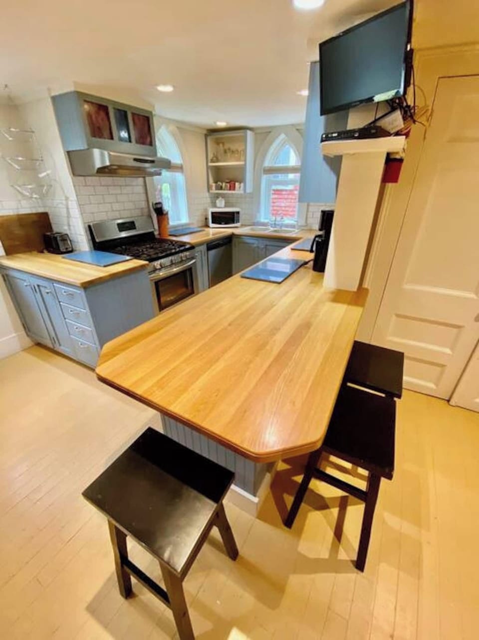 Enjoy a fully stocked kitchen and stainless steel appliances!