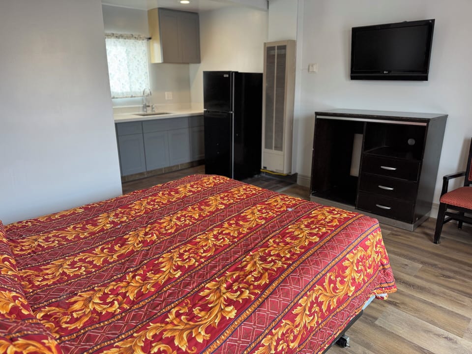 Basic Single Room, 1 Queen Bed, Kitchenette | Free WiFi, bed sheets