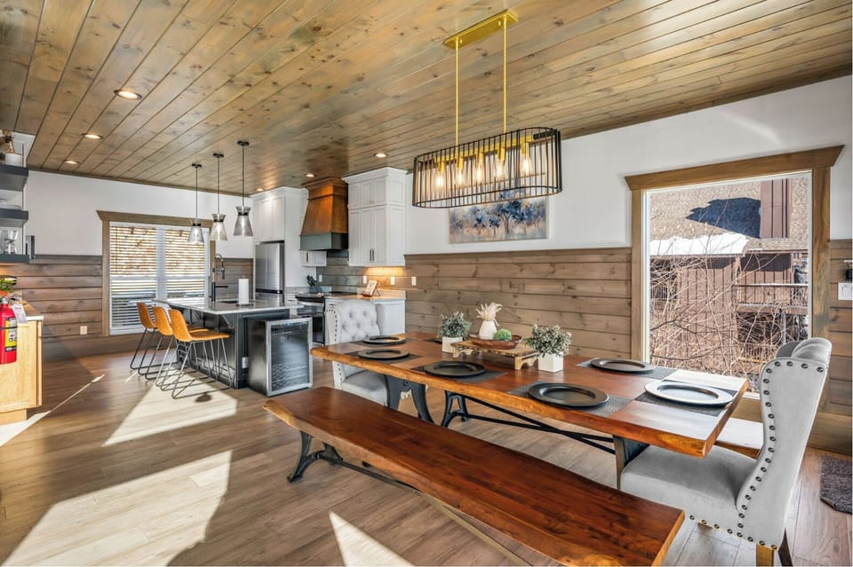 Plenty of seating for 8 people at the dining room table! 
