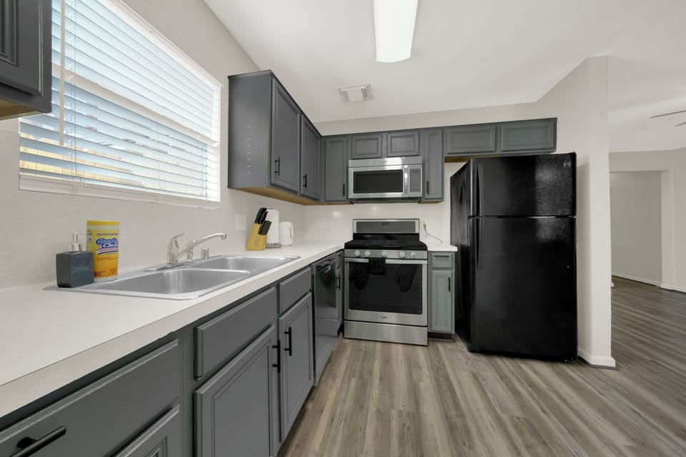 Chef’s dream! A fully equipped kitchen with stainless appliances. 🍳🔥