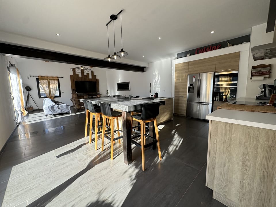 CAMARGUE holiday rental, provencl farm for rent with all confort, dining room for 8 people. Online booking with Plaisirs & Maisons de Provence
