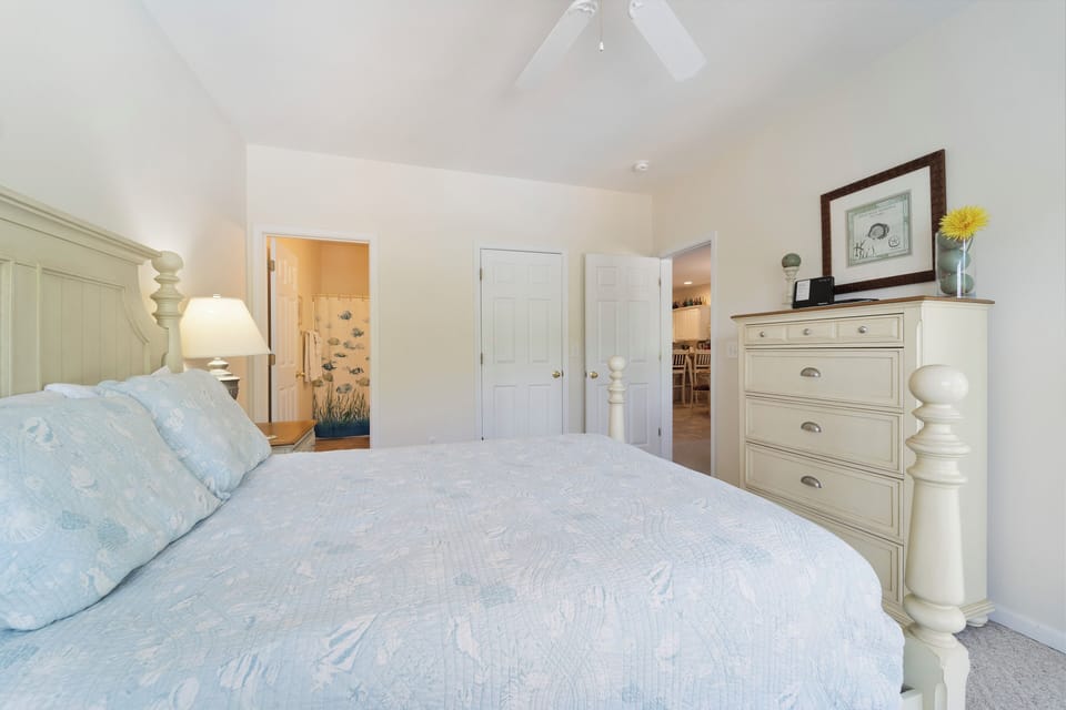 Bedroom 2 - Queen with lakeview