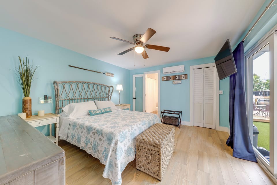 Bedroom Suite 1 | King Bed | Cable TV