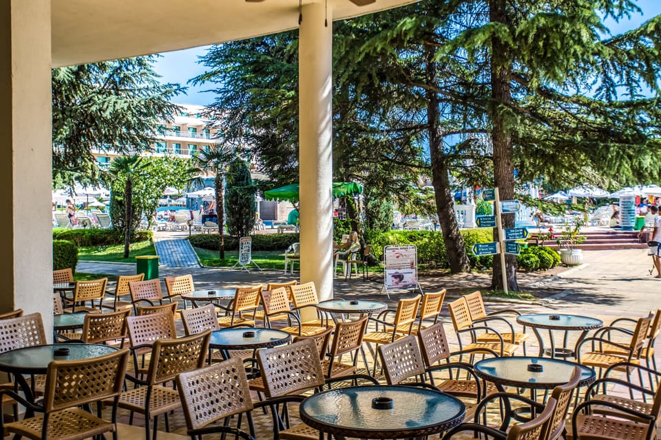 4 bars/lounges, poolside bar, beach bar
