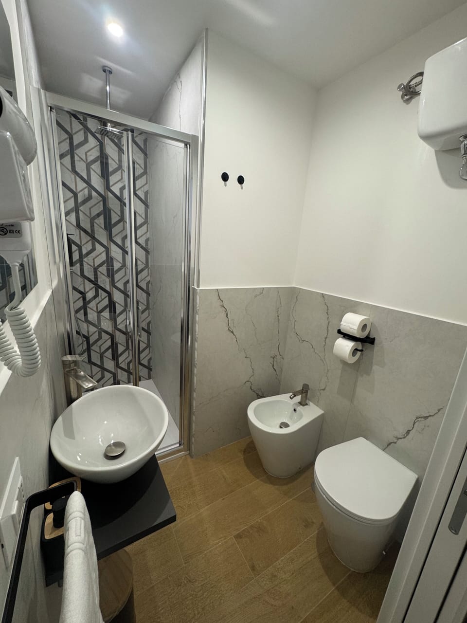 Standard Room | Bathroom | Shower, hair dryer, bidet, towels