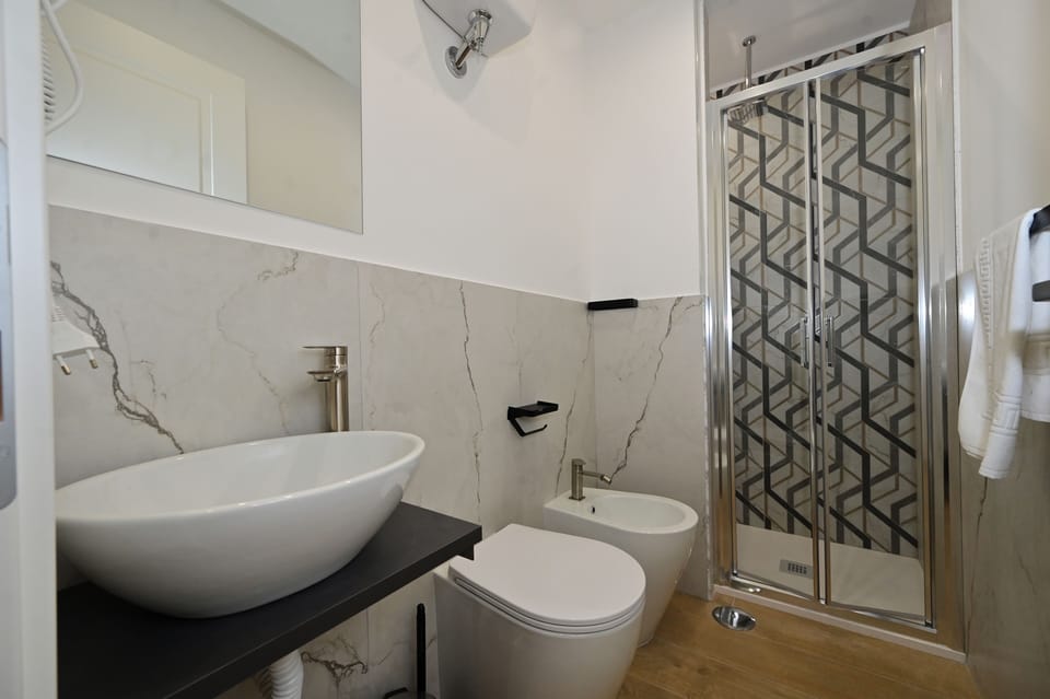 Deluxe Double Room, City View | Bathroom | Shower, hair dryer, bidet, towels
