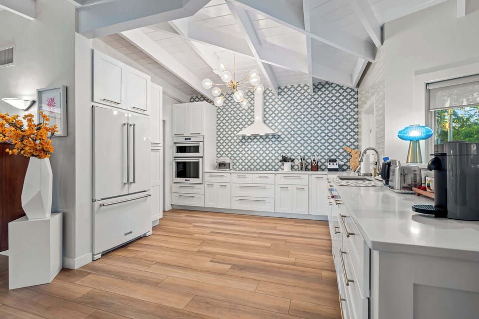 A spacious open kitchen.