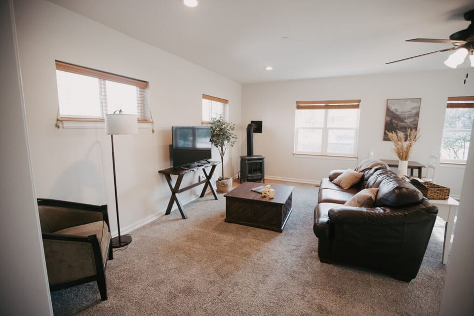 Rattlesnake Apartment #2- Sink into the leather sofa, light up the gas stove, and let a Montana evening do its thing.