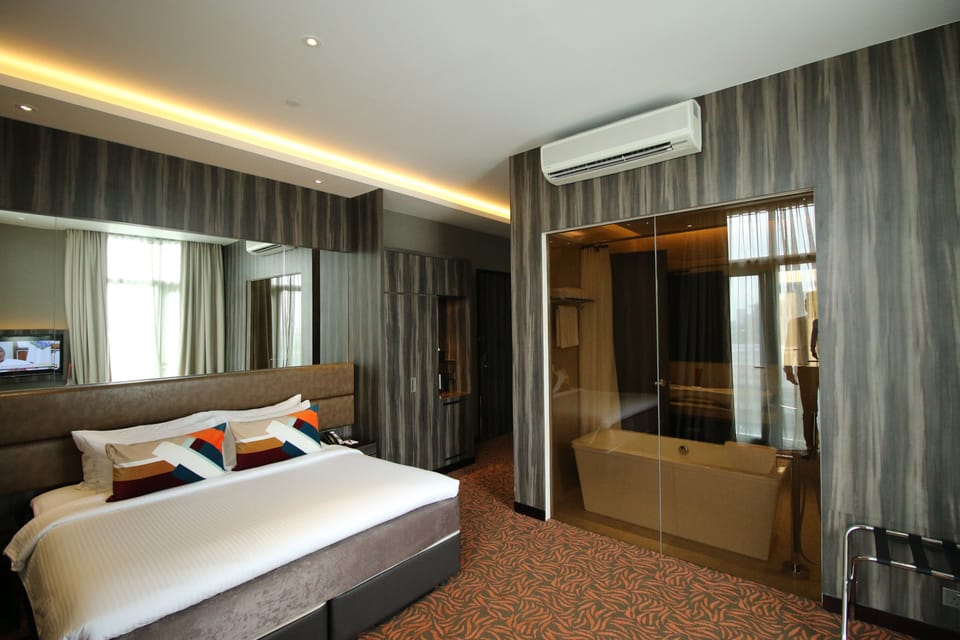 1 bedroom, premium bedding, in-room safe, desk