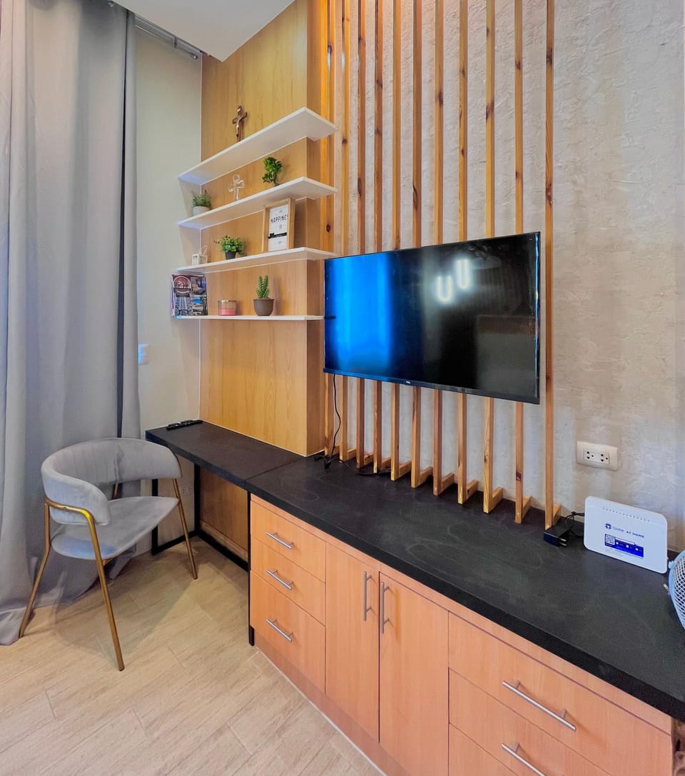 Shared Dormitory, 1 Bedroom, Accessible, Smoking | Living room | Books
