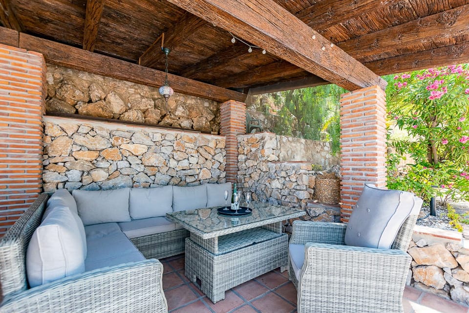 Cruz del Monte in Competa %2D Pergola and comfy seating area