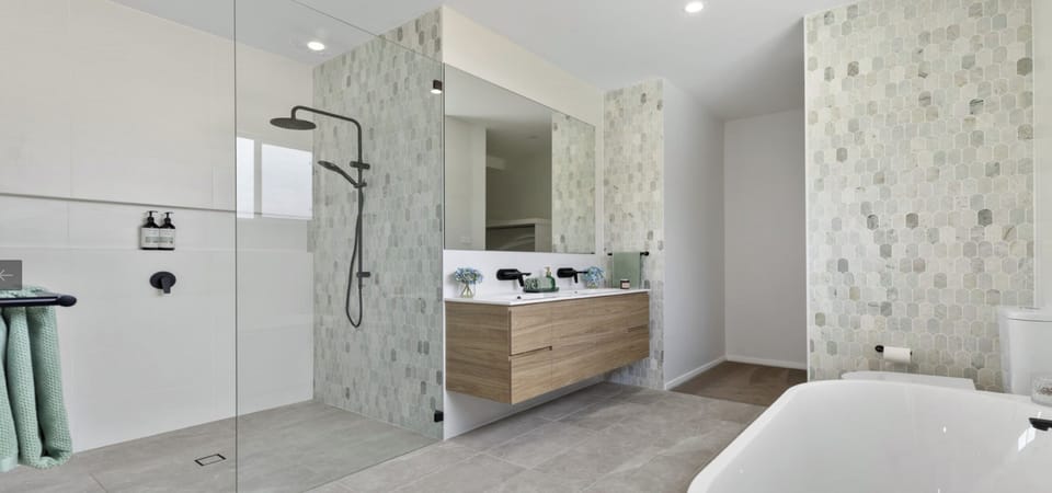 Ensuite to Master bedroom