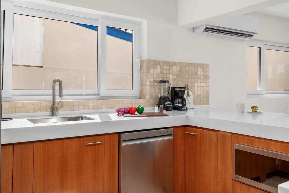 Cook like a pro with state-of-the-art appliances, spacious countertops, and all the essentials. Enjoy your meals at the dining table for 4 or the cozy kitchen bar.