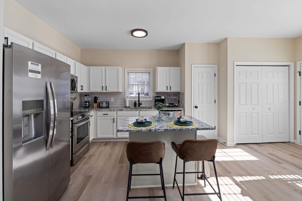 Fully equipped kitchen with kitchen island 