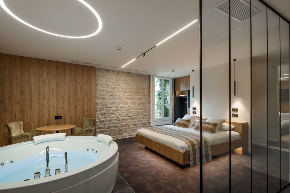 Deluxe Room, Jetted Tub | Minibar, individually decorated, soundproofing, travel crib