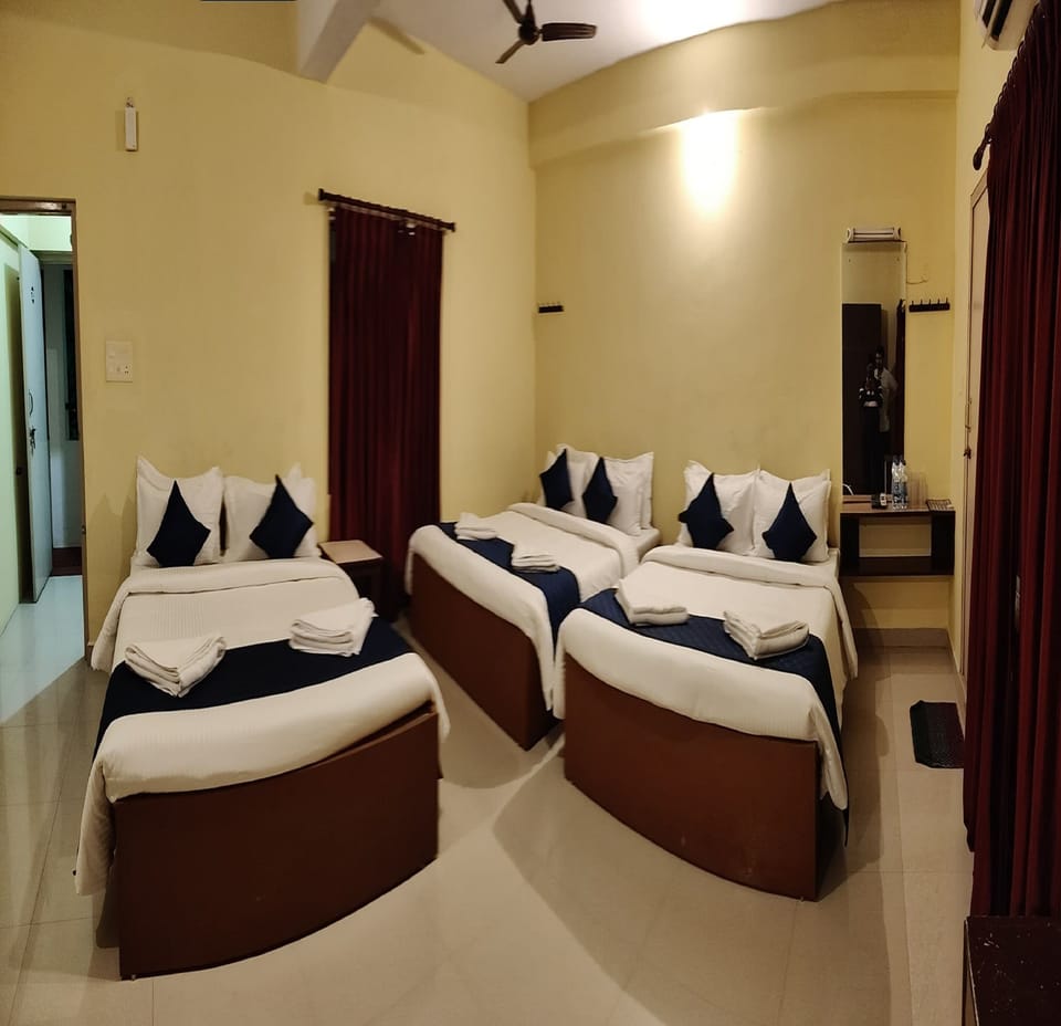 Hypo-allergenic bedding, desk, free WiFi, bed sheets