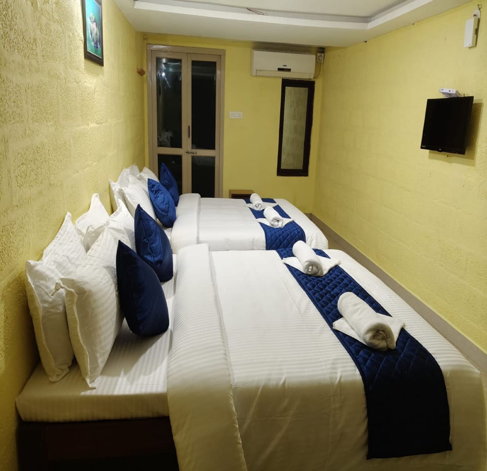 Comfort Quadruple Room | Hypo-allergenic bedding, desk, free WiFi, bed sheets