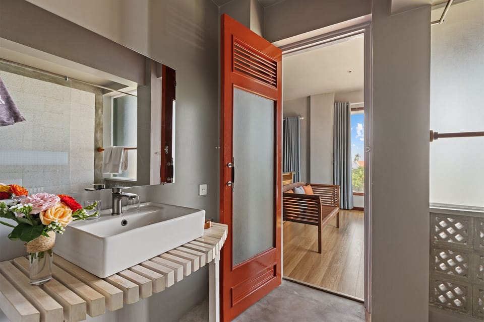 Junior Double Room | Bathroom | Shower, free toiletries, hair dryer, slippers