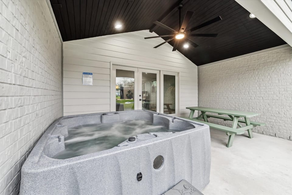 Serene and Comfortable Hot-Tub with Outdoor Dining Area