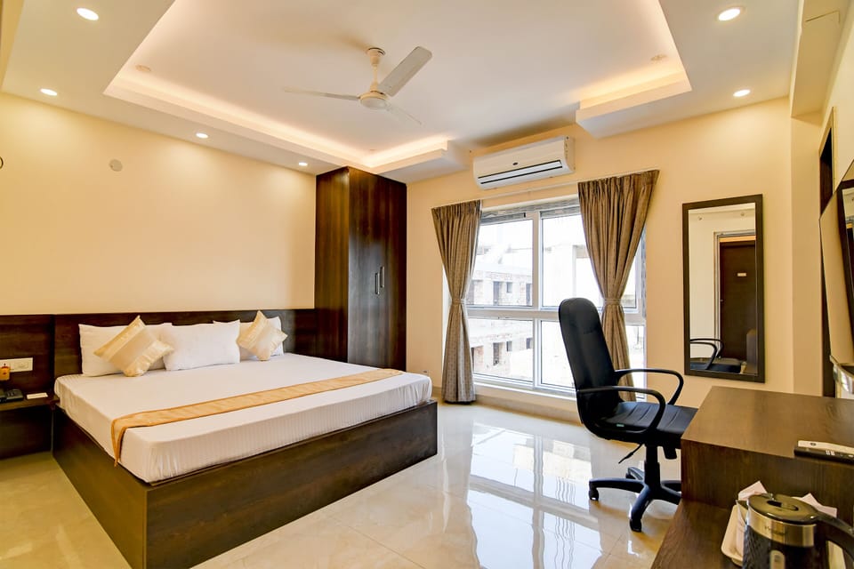Deluxe Room, Lake View | Blackout drapes, iron/ironing board, free WiFi