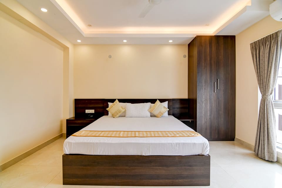 Deluxe Room, Lake View | Blackout drapes, iron/ironing board, free WiFi