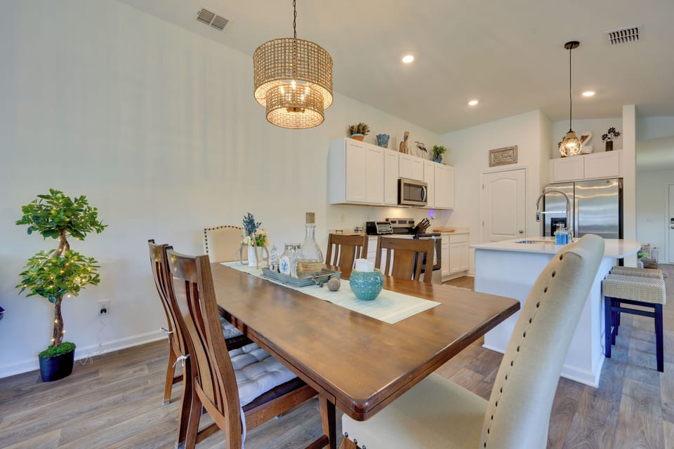 Dining Area | Dishware & Flatware Provided