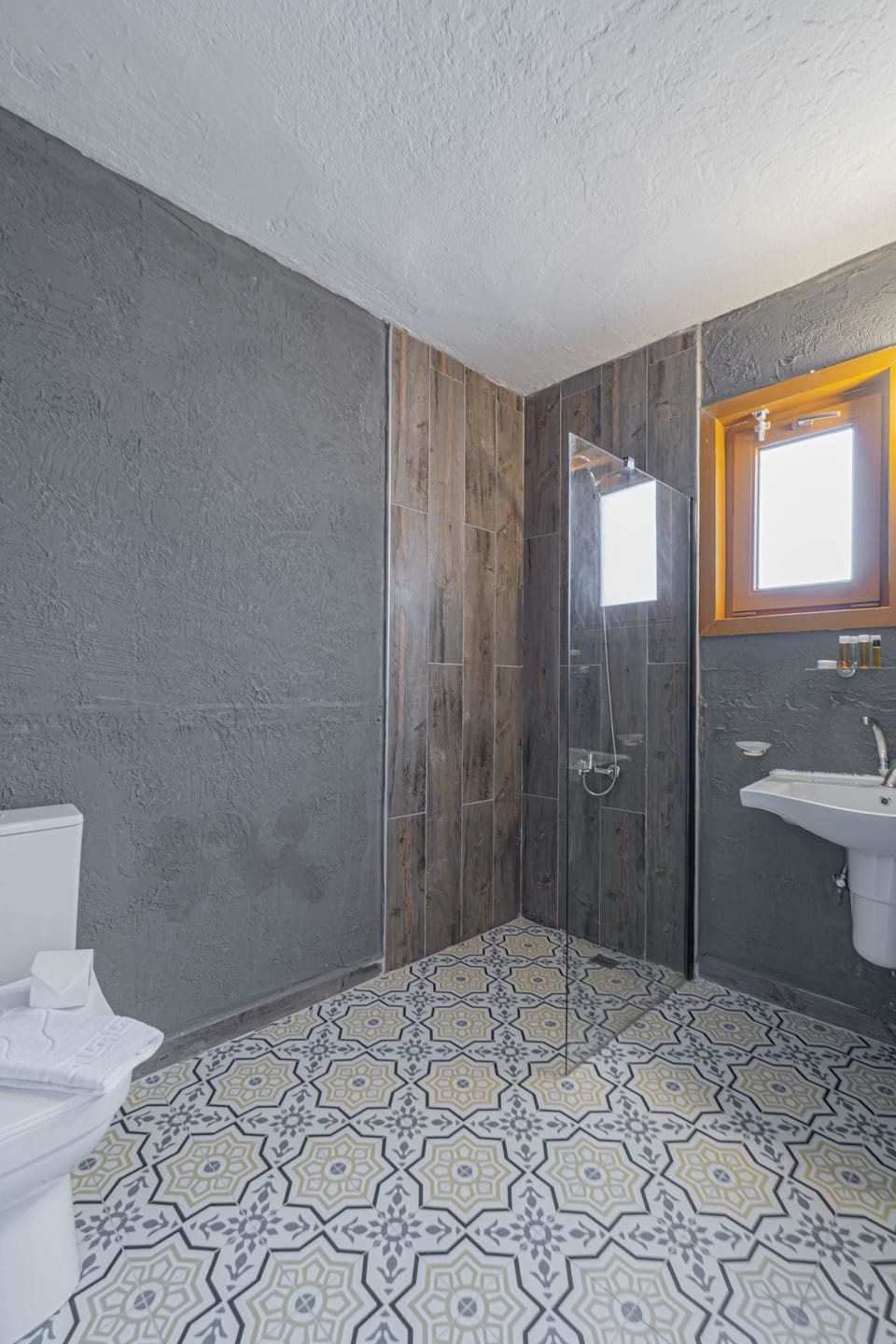 Shower, free toiletries, hair dryer, slippers