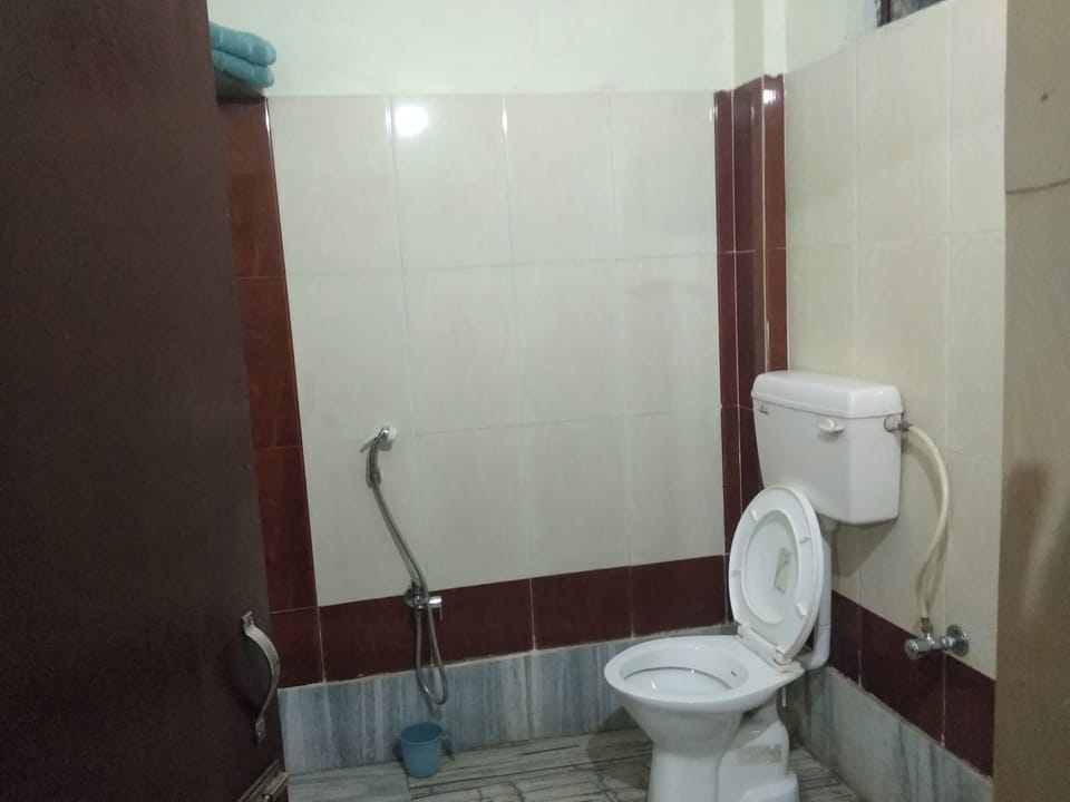 Shower, rainfall showerhead, free toiletries, soap