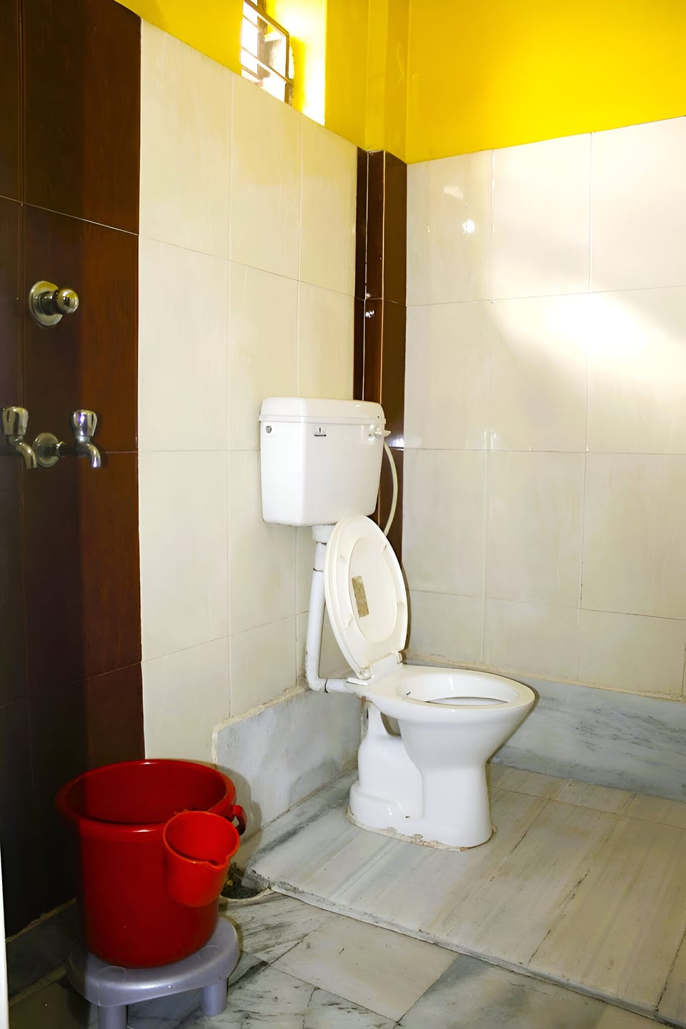 Male Shared Dormitory | Bathroom | Shower, rainfall showerhead, free toiletries, soap
