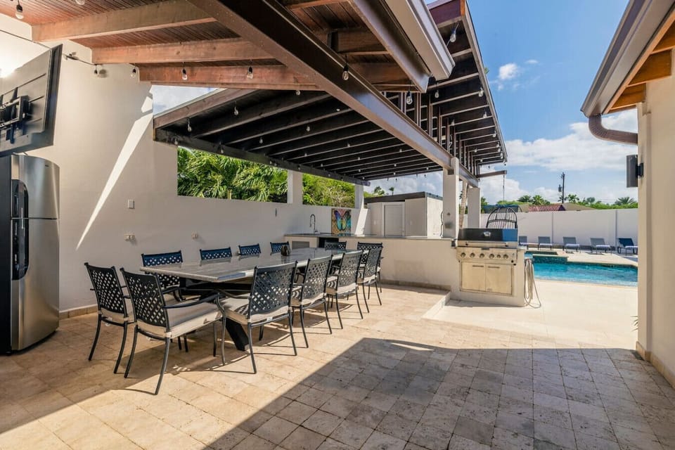 With a private pool, huge outdoor entertaining space with lots of seating, Sotto del Sol is the perfect Caribbean retreat for those seeking relaxation and fun in paradise.