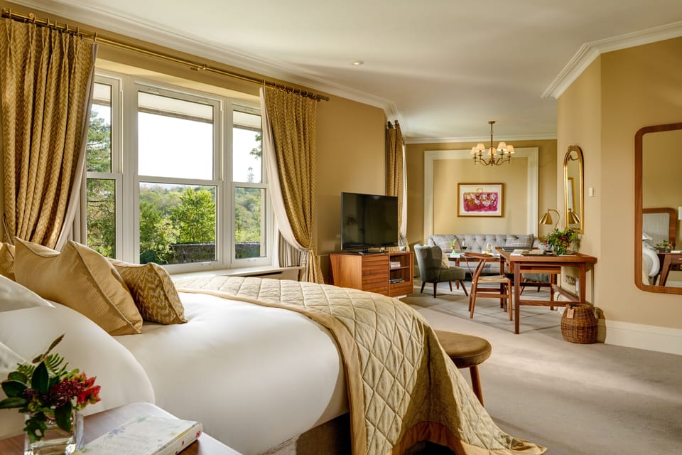 Estate Room | Premium bedding, in-room safe, blackout drapes, iron/ironing board