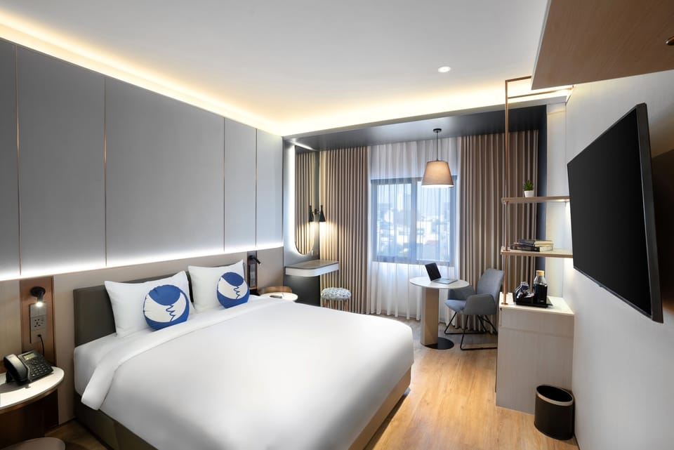 Deluxe Room | In-room safe, desk, iron/ironing board (on request)
