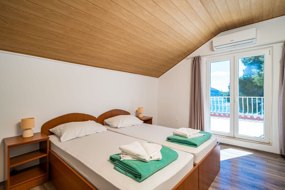 Deluxe Twin Room, Balcony, Sea View | WiFi (free), bed sheets