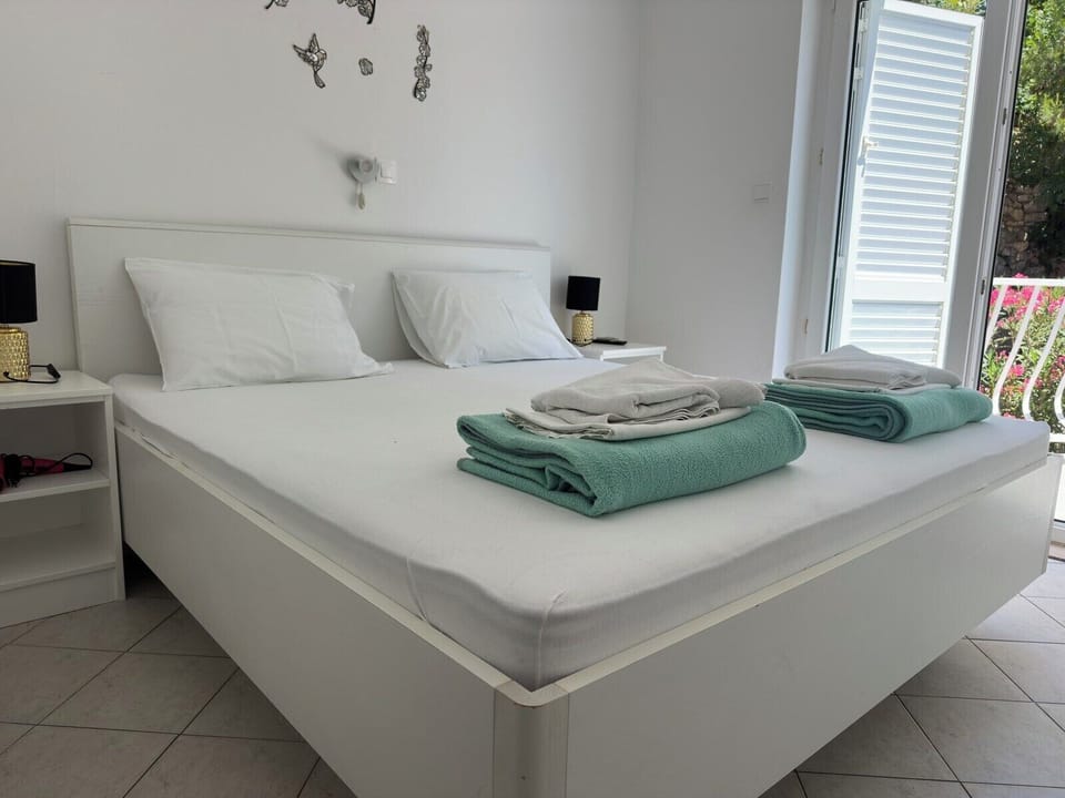 Double Room with Balcony and Partial Sea View. | WiFi (free), bed sheets