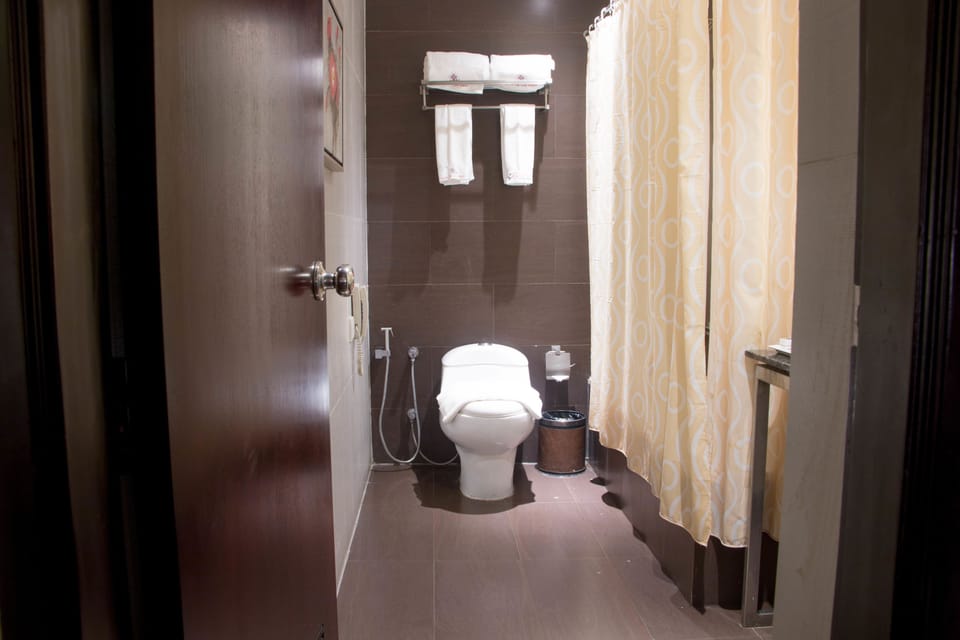 Combined shower/tub, deep soaking tub, free toiletries, hair dryer