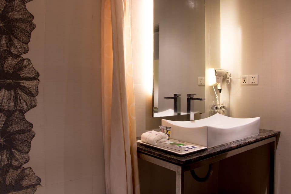 Deluxe Luxury ( Family size ) | Bathroom | Combined shower/tub, deep soaking tub, free toiletries, hair dryer
