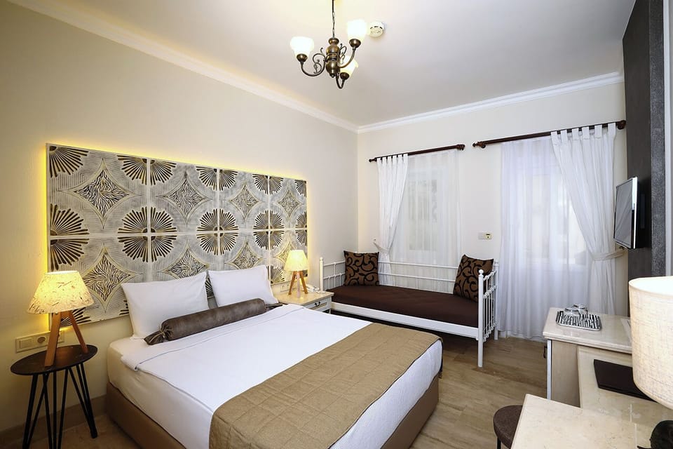 Deluxe Double Room | Minibar, in-room safe, free WiFi, bed sheets