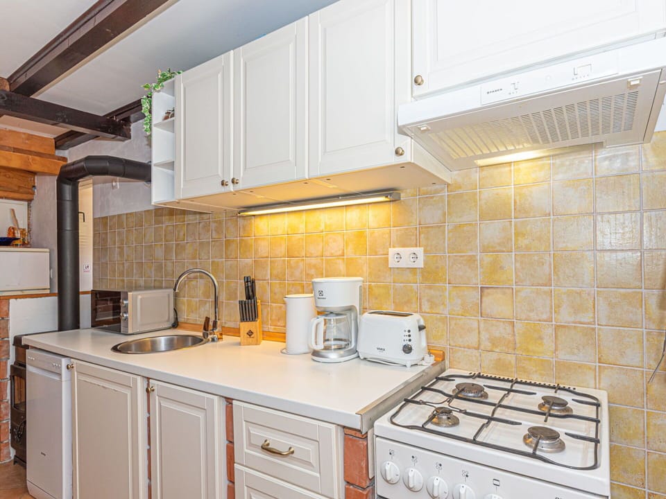 House, Home, Cottage, Estate, Driveway, Balcony, Siding, Villa