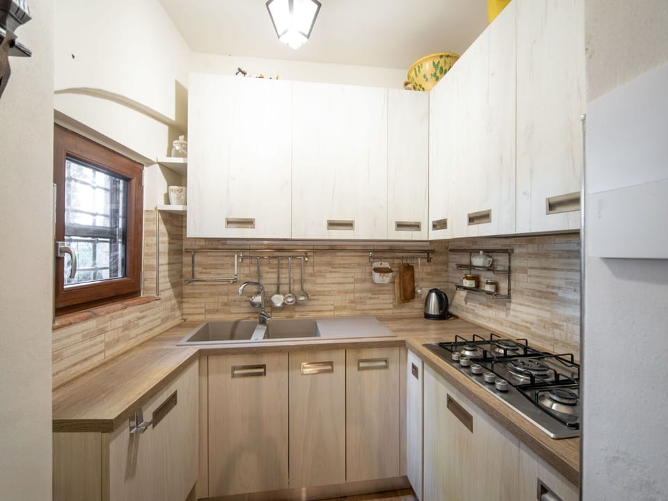 House, Home, Cottage, Estate, Driveway, Balcony, Siding, Villa