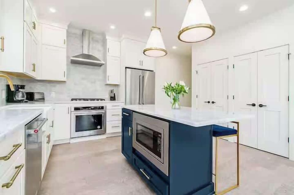 
The Heart of the Home ❤️Gather, cook, and enjoy meals made with love in this warm and inviting space, perfect for bringing everyone together.