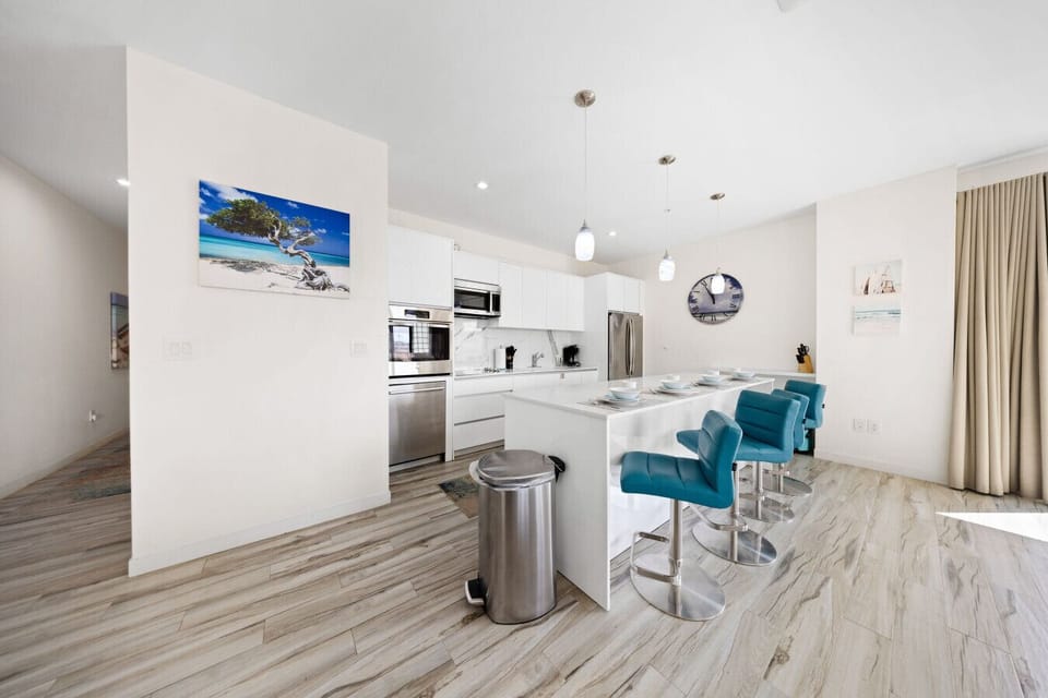 Welcome to this stunning kitchen! Come and make some delicious memories here!