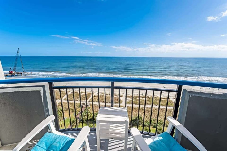Balcony with Amazing Views of the Ocean