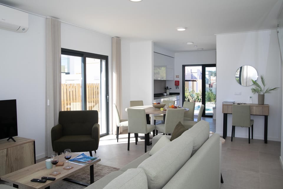 Welcome to Casa da Lagoa, a retreat in Foz do Arelho near the beach and Óbidos Lagoon. The perfect starting point to explore the Silver Coast!